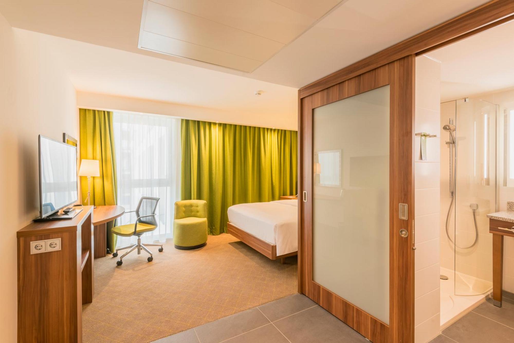 Hampton By Hilton West